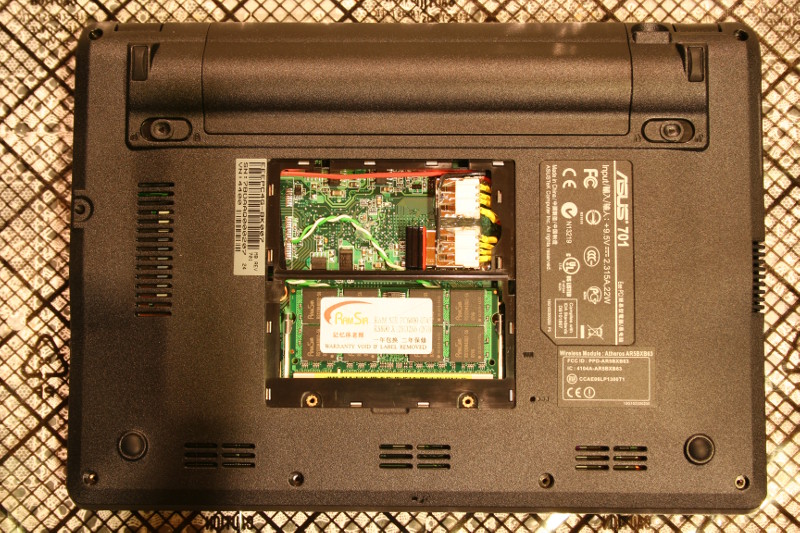 Computers/EeePC/701/EeePC701_USB_sockets_09.jpg