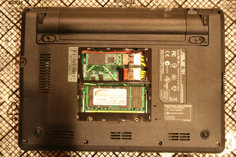 Computers/EeePC/701/EeePC701_USB_sockets_10.jpg