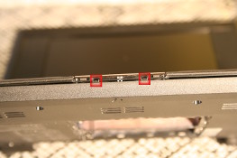 Eee PC 4G (701) - Two plastic clips under trackpad