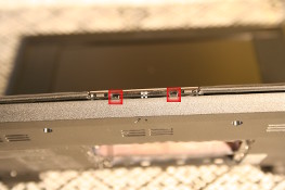 Eee PC 4G (701) - Two plastic clips under trackpad